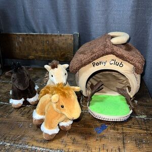 Pony Club Plush Horse Set with House playset 2006